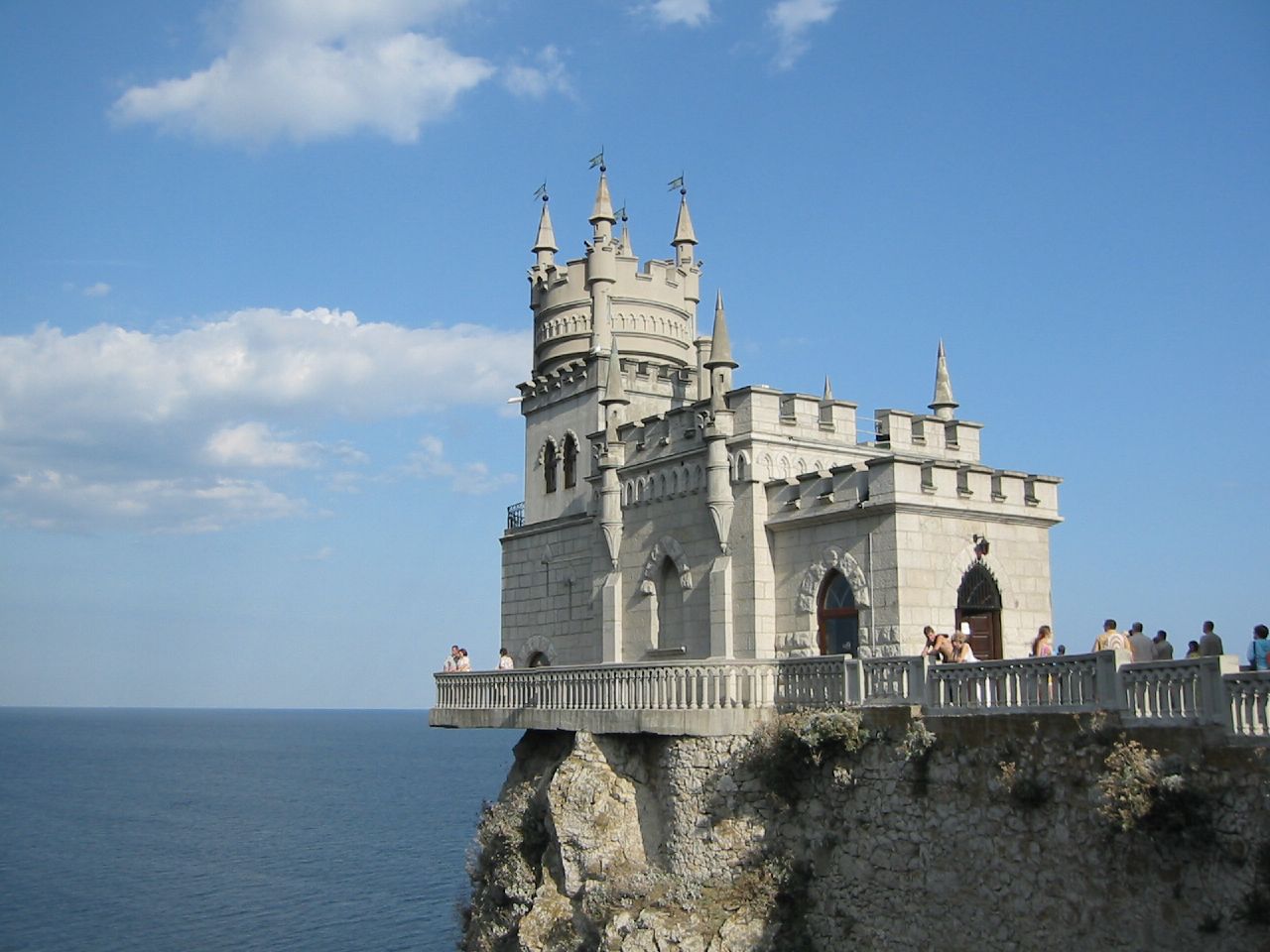 The_Swallow's_Nest_castle_on_the_Aurora_cliffs_of_cape_Ai-Todor_(2005-09-229)
